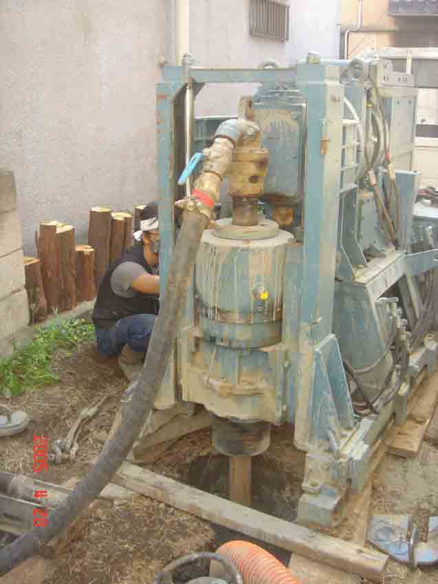 Casa_atelier_perforando_pozo_agua