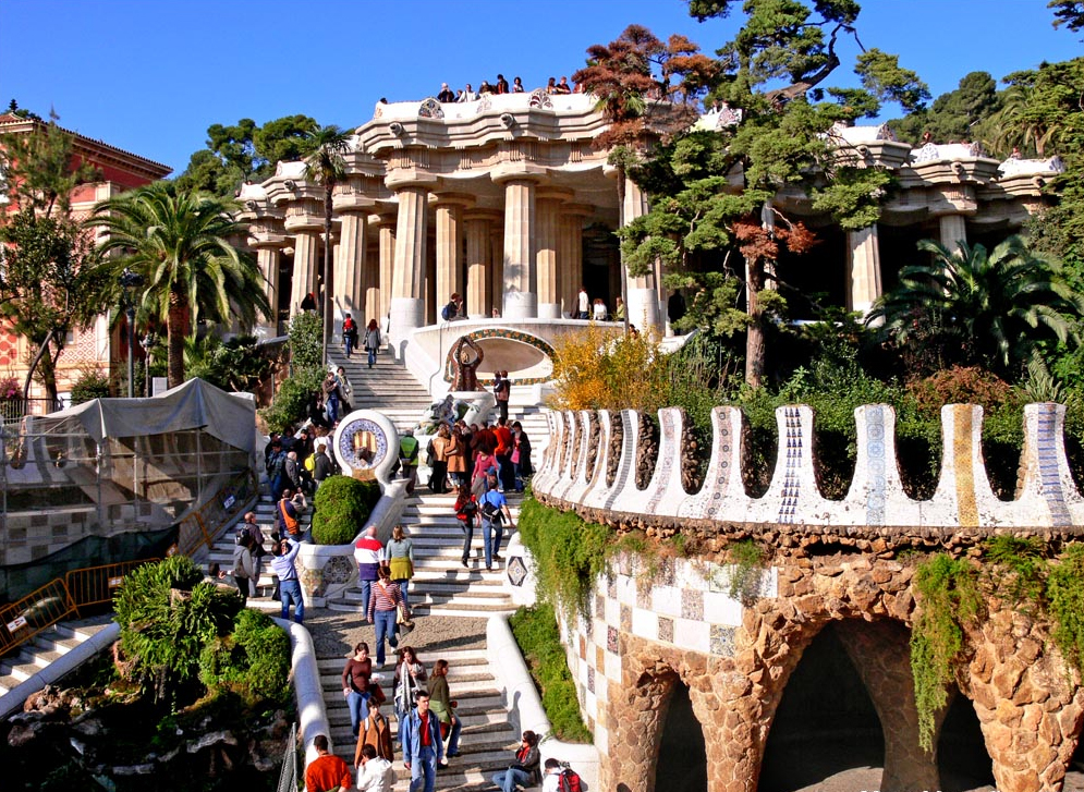 Fuente De Agua De Antoni Gaudi En El Parque Guell, Barcelona